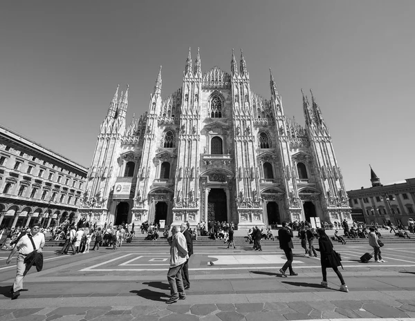 Turistas na Piazza Duomo em Milão — Fotografia de Stock