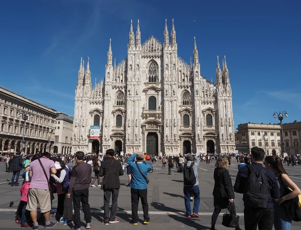 Туристы на площади Дуомо в Милане — стоковое фото