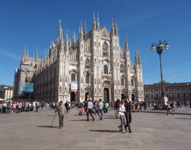 Turistler Piazza Duomo Milan