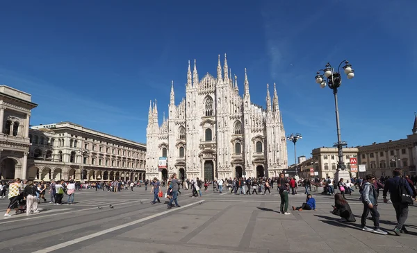 Turisták, a Piazza Duomo, Milánó — Stock Fotó