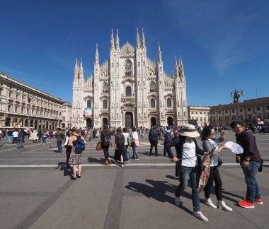 Turistler Piazza Duomo Milan