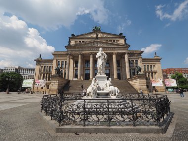 Schiller heykeli önünde Berlin Konzerthaus