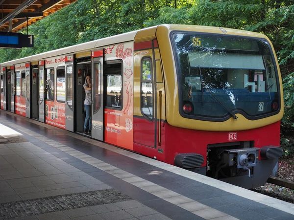 S-bahn (что означает S-train) в Берлине — стоковое фото