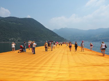 Lake Iseo içinde yüzer iskeleler