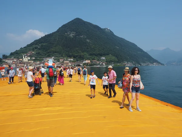 Los muelles flotantes en el lago Iseo — Foto de Stock