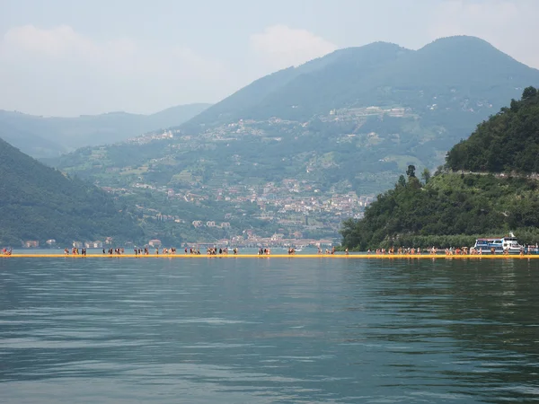 The Floating Piers in Lake Iseo — Stock Photo, Image