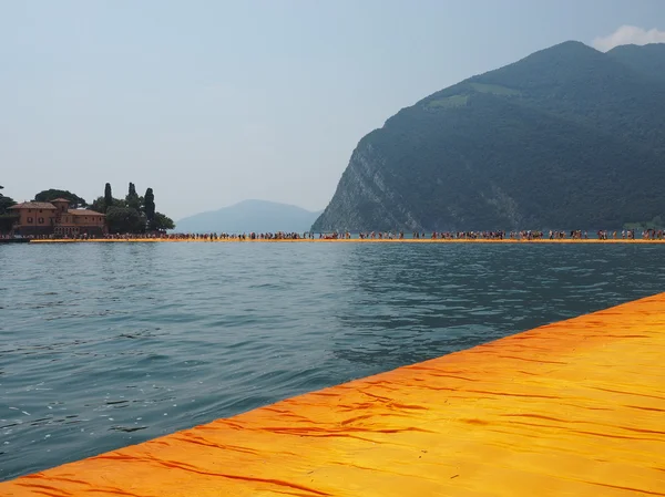 Los muelles flotantes en el lago Iseo — Foto de Stock