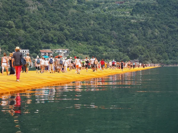 I moli galleggianti nel lago d'Iseo — Foto Stock