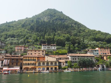 Lake Iseo içinde yüzer iskeleler