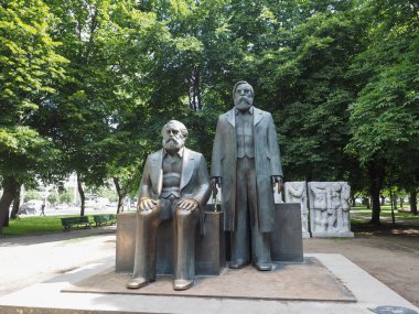 Marx-Engels Forum heykel Berlin