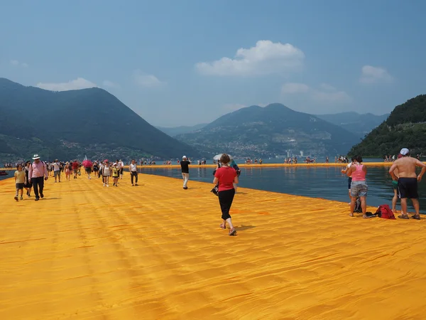 The Floating Piers in Lake Iseo — Stock Photo, Image