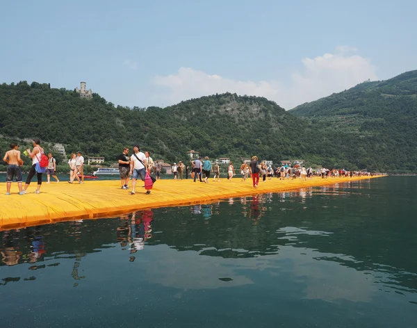 The Floating Piers in Lake Iseo — Stock Photo, Image