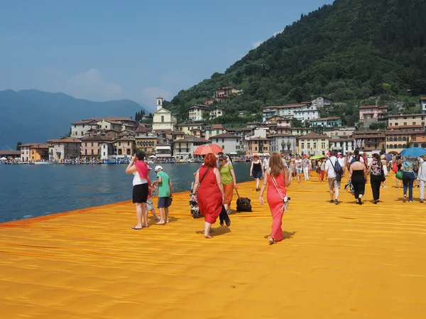 The Floating Piers in Lake Iseo — Stock Photo, Image