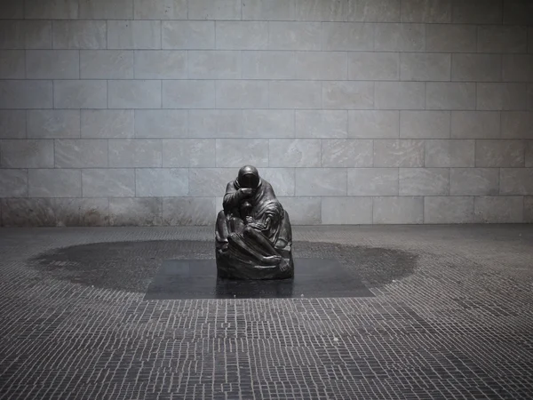 Neue Wache (νέα φυλάκιο) γλυπτική στο Βερολίνο — Φωτογραφία Αρχείου