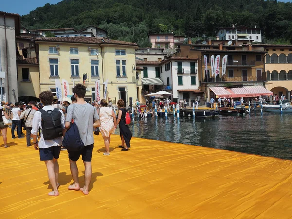 Los muelles flotantes en el lago Iseo — Foto de Stock