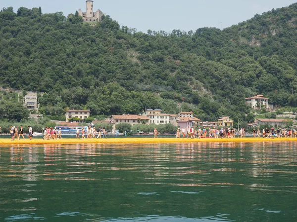 The Floating Piers in Lake Iseo — Stock Photo, Image
