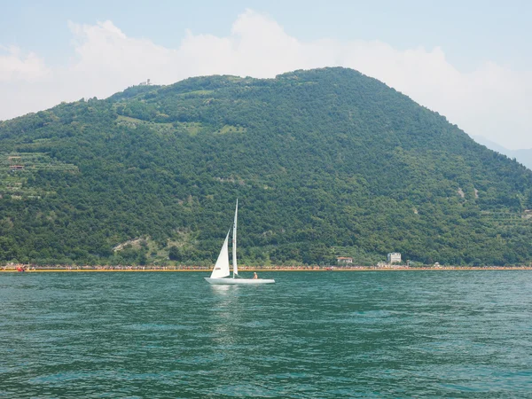 Die schwimmenden Piers im Iseosee — Stockfoto