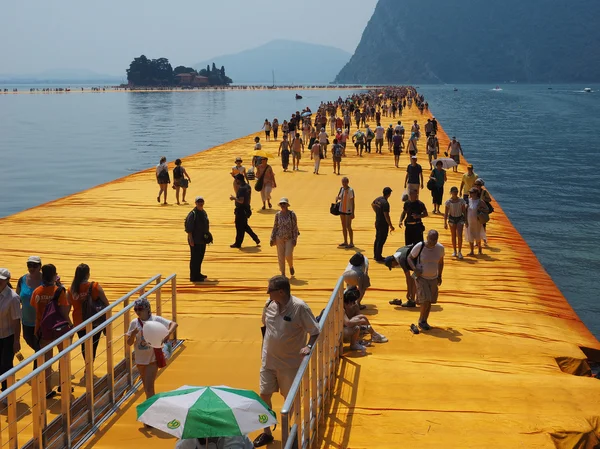 The Floating Piers in Lake Iseo — Stock Photo, Image
