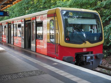 S-bahn (S-tren anlamına gelir) Berlin