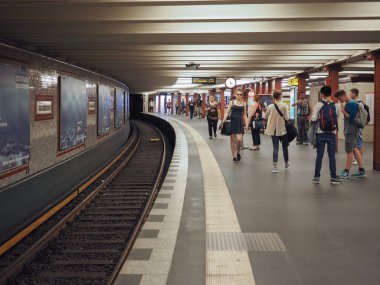 Berlin Alexanderplatz metro istasyonunda