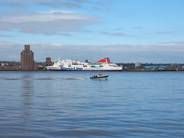 Łodzi między Belfast i Birkenhead w Liverpool — Zdjęcie stockowe