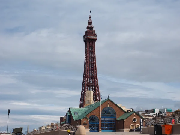 Башня Blackpool на пляже в Блэкпуле — стоковое фото