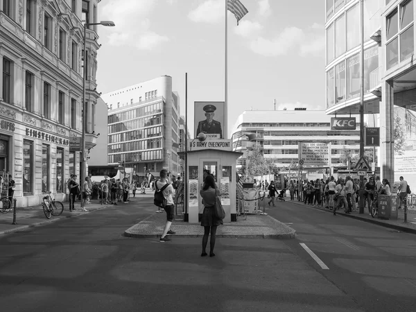 Checkpoint Charlie v Berlíně v černé a bílé — Stock fotografie