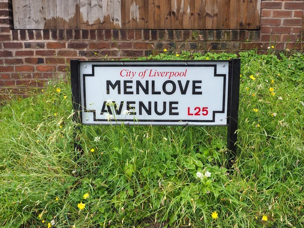 Menlove avenue schild in leberpool — Stockfoto
