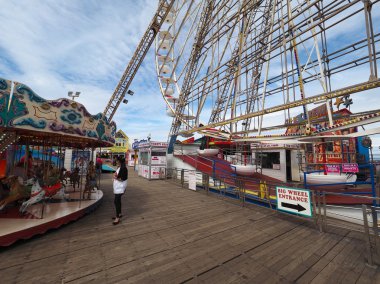 Blackpool Pleasure Beach iskelede dönme dolap