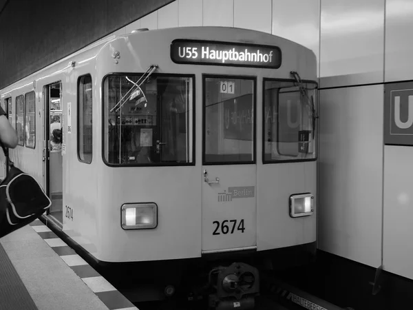 Станция метро Hauptbahnhof черно-белая — стоковое фото