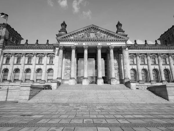 Parlamento do Reichstag em Berlim em preto e branco — Fotografia de Stock