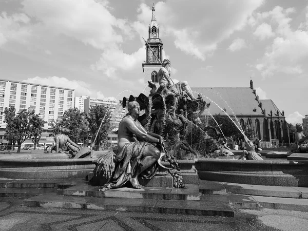 Neptunbrunnen fontän i Berlin i svart och vitt — Stockfoto