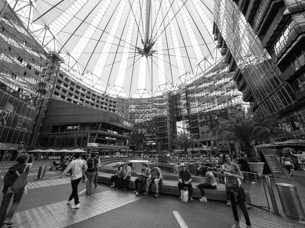 Sony Center i Berlin i svart och vitt — Stockfoto