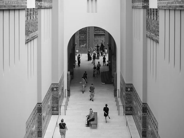 Museu Pergamon em Berlim em preto e branco — Fotografia de Stock