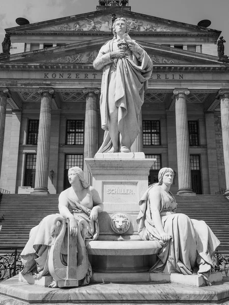 Estatua de Schiller frente a Konzerthaus en Berlín en negro y w — Foto de Stock