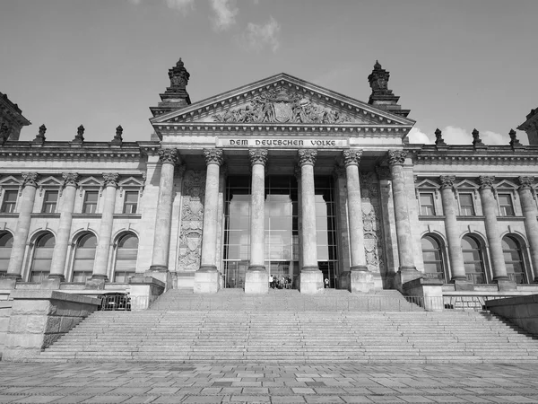 Reichstagu w Berlinie w czerni i bieli — Zdjęcie stockowe