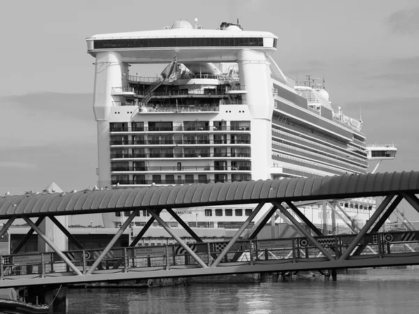 Nave da crociera a Liverpool — Foto Stock