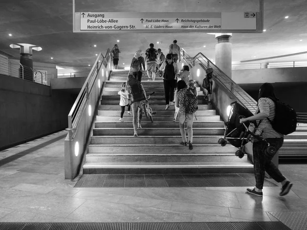 Hauptbahnhofsunterführung in Schwarz-Weiß — Stockfoto