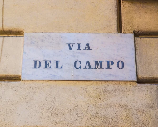 Улица Виа дель Кампо в Генуе — стоковое фото