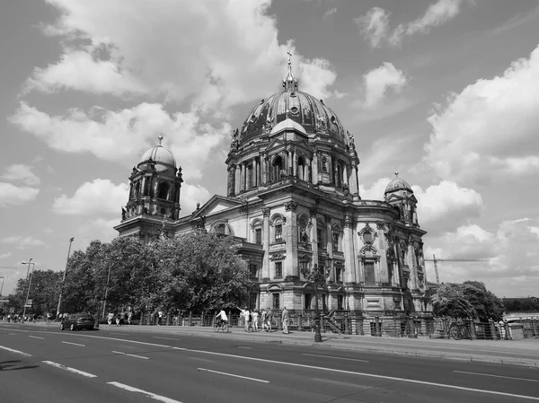 Berliner Dom i Berlin i svartvitt — Stockfoto