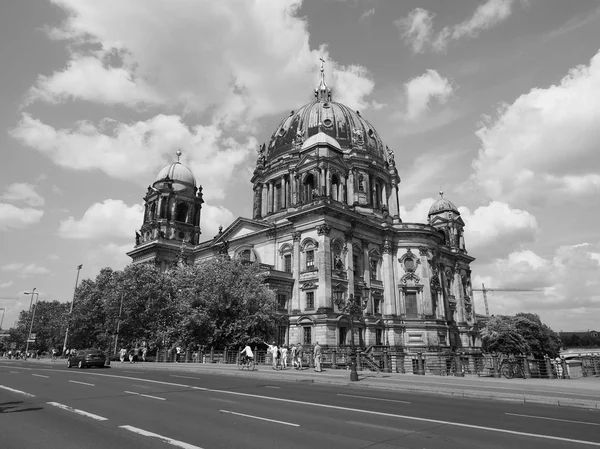 Berliner Dom in Berlin in Schwarz-Weiß — Stockfoto