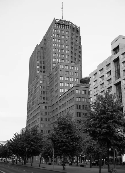 Kollhoff-turm in berlin schwarz auf weiß — Stockfoto