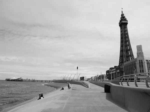 Pleasure beach en toren in Blackpool — Stockfoto