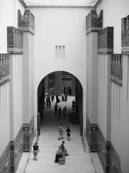 Museu Pergamon em Berlim em preto e branco — Fotografia de Stock