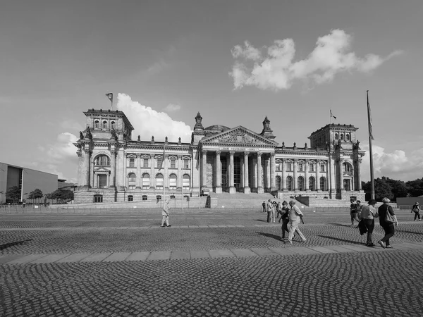 白と黒のベルリンの国会議事堂 — ストック写真