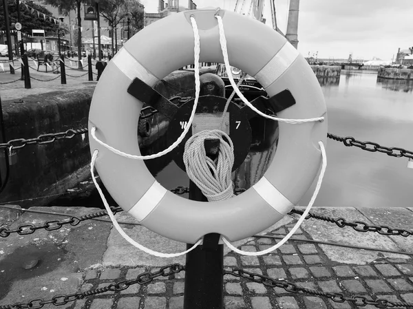 Bouée de sauvetage sur les quais de Liverpool — Photo