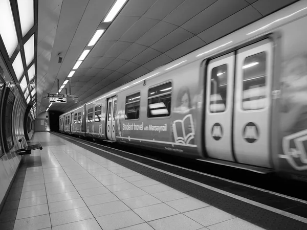 Trens de metrô em Liverpool — Fotografia de Stock