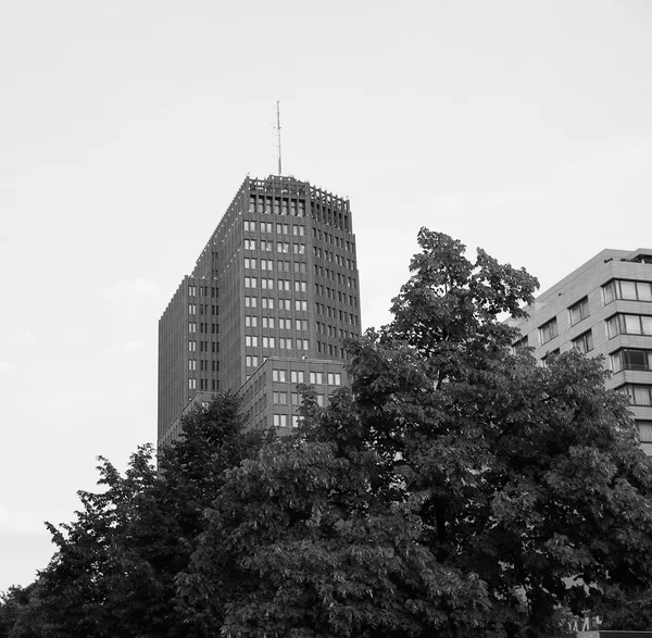 Kollhoff-turm in berlin schwarz auf weiß — Stockfoto