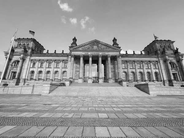 Reichstagsparlament in Berlin schwarz auf weiß — Stockfoto