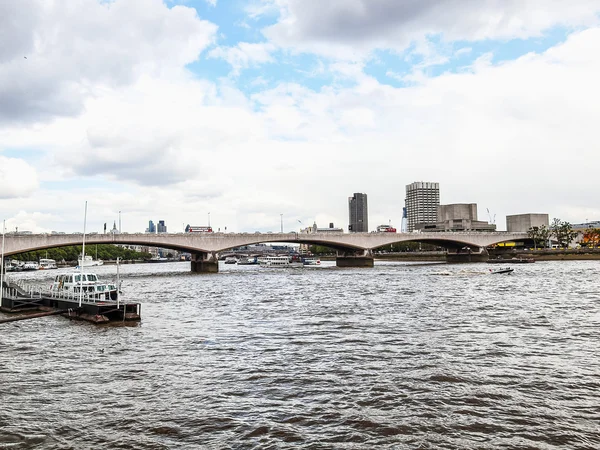 伦敦泰晤士河人类发展报告 — 图库照片